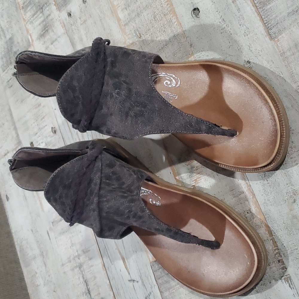 Very G. Leporad sandle